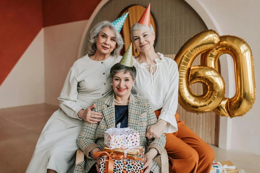 Grupo de mulheres comemorando 60º aniversário