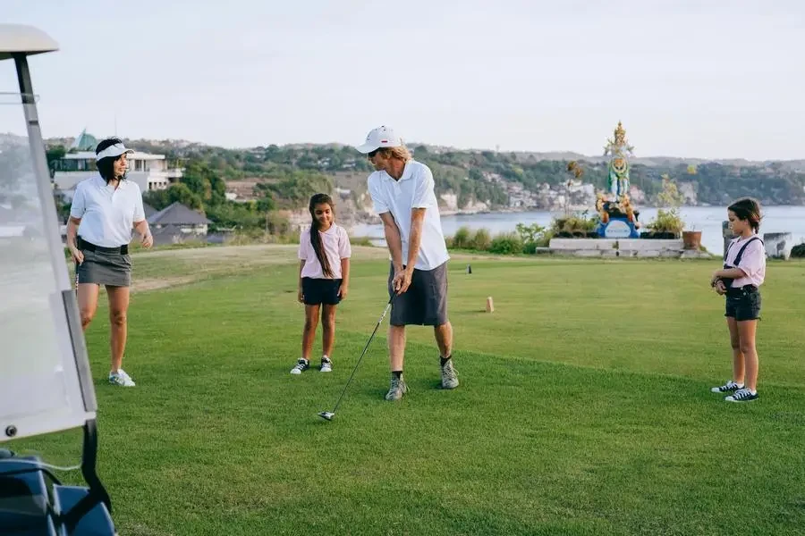 Famille heureuse jouant au golf par Mikhail Nilov