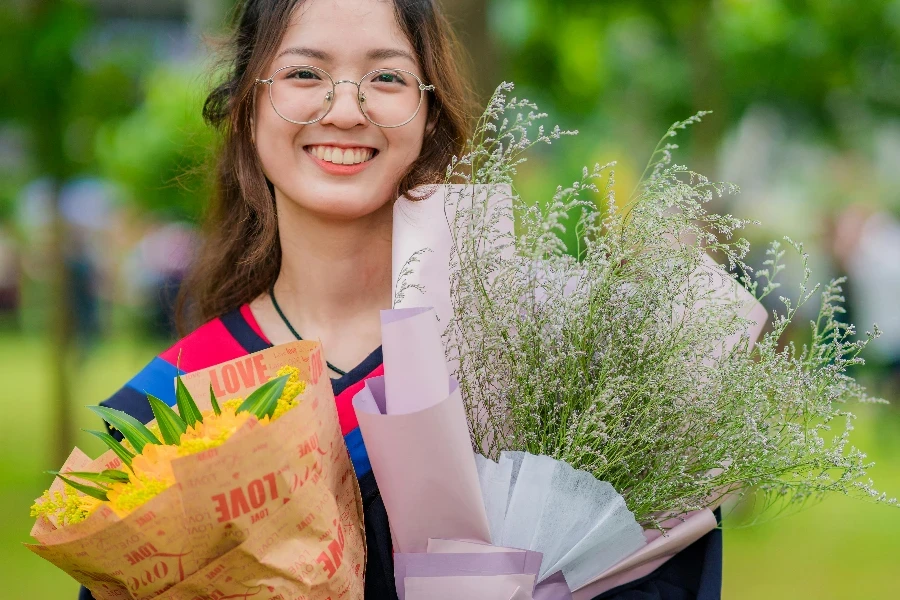 Wanita Muda Bahagia Bergaun Setelah Lulus