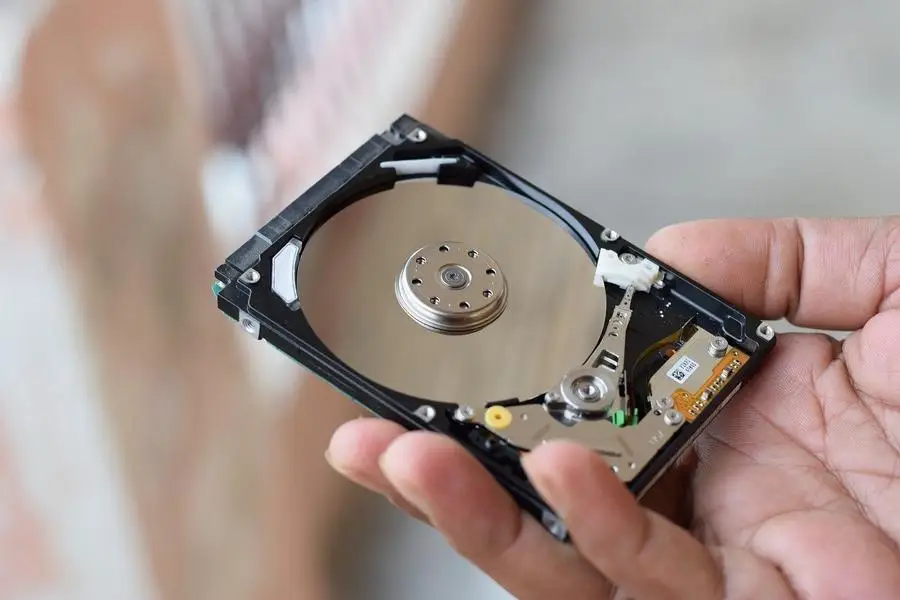 Memegang hard drive dengan satu tangan