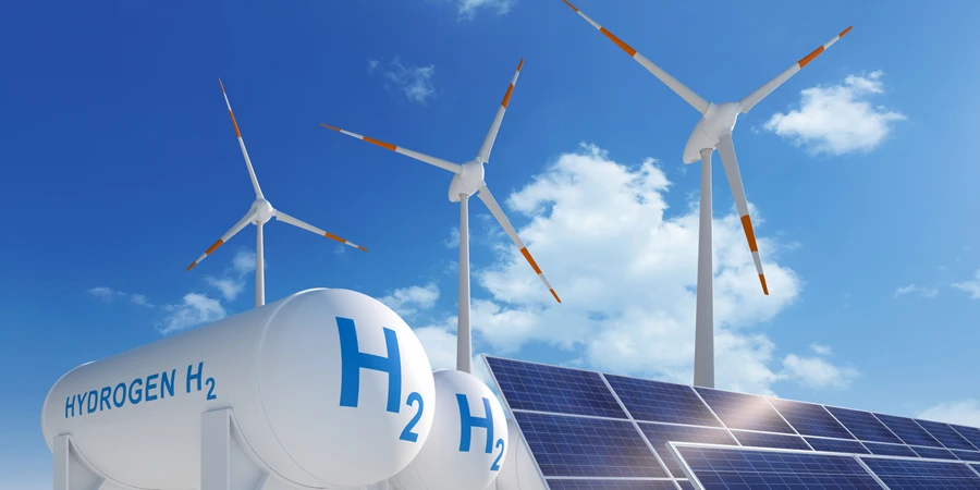 Tanque de hidrogênio, painel solar e moinhos de vento com céu azul ensolarado