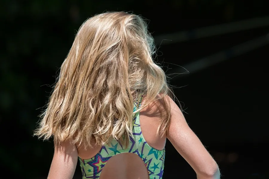 una ragazza con i capelli biondi