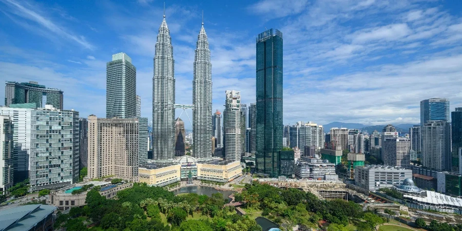Petronas Kuleleri ile Kuala Lumpur Skyline