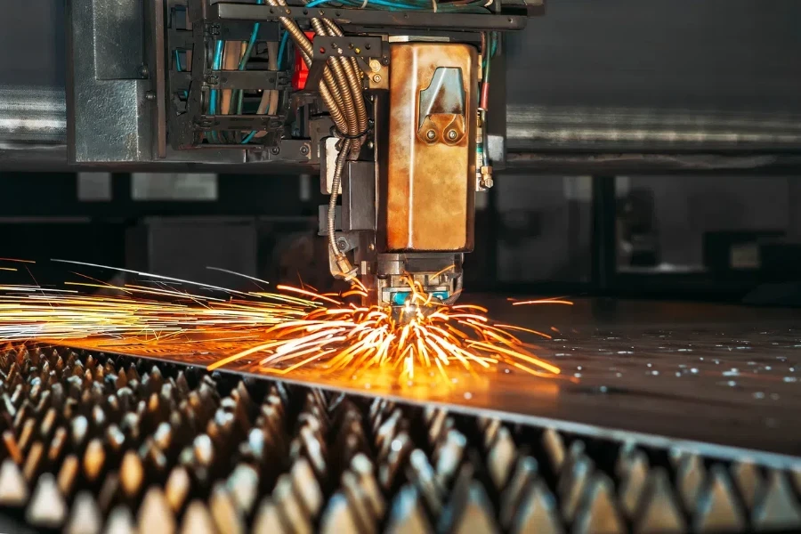 Laser cutting machine cuts the metal with sparks