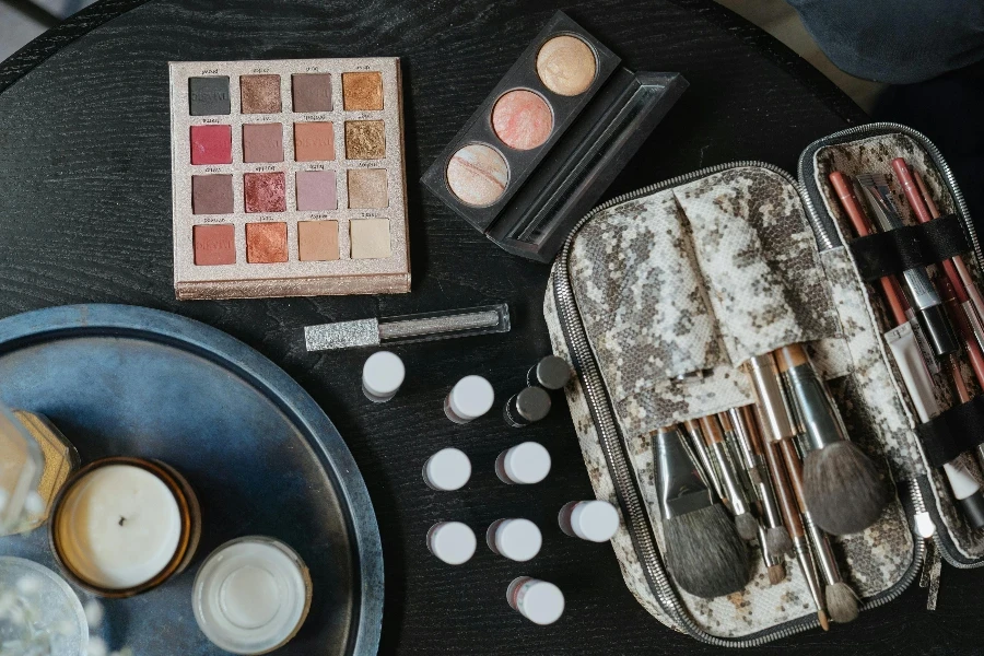 Ensemble de pinceaux de maquillage dans un étui