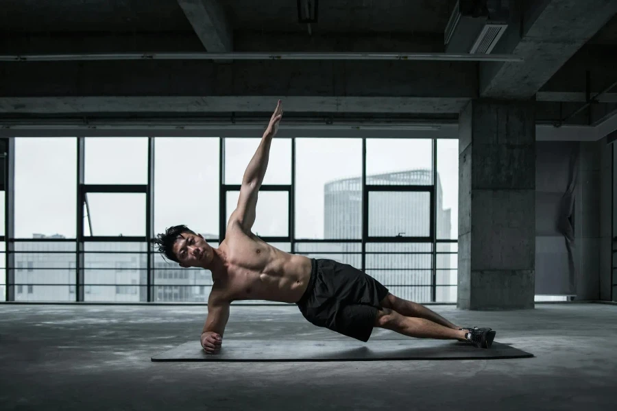 Uomo che fa yoga