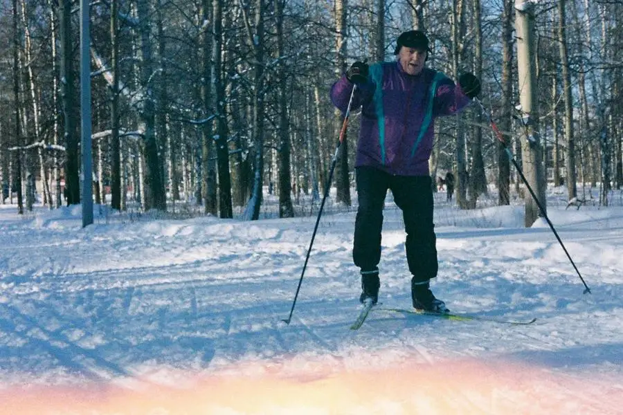 Алексей Виноградов tarafından Karda Kayak Yapan Mor Ceket Giyen Adam