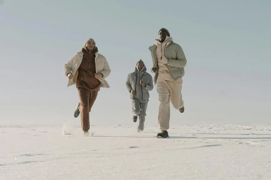 Hombres con ropa de invierno corriendo sobre la nieve, por Cottonbro Studio