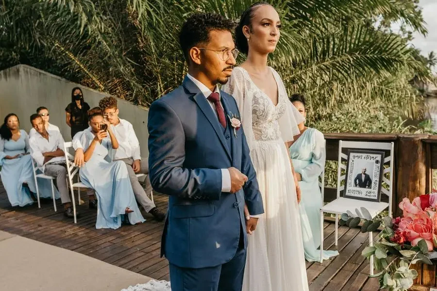 Pareja multirracial tomándose de la mano en una ceremonia nupcial, por Jonathan Borba