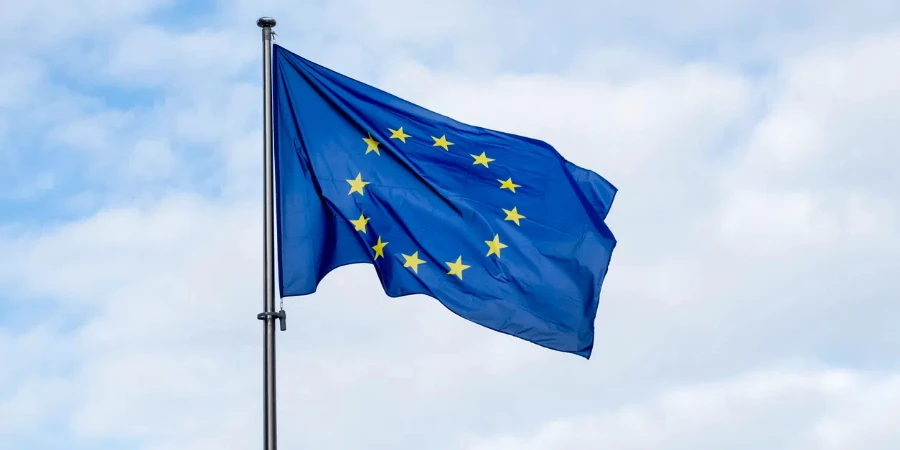 Pemandangan panorama dari bendera UE yang melambai