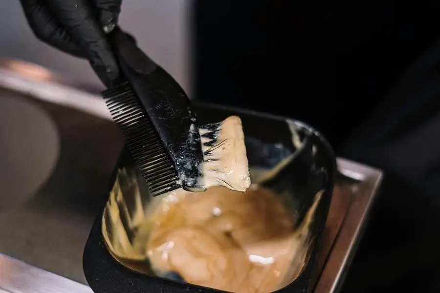 Orang Memegang Sisir Hitam dengan Pewarna Rambut oleh studio cottonbro