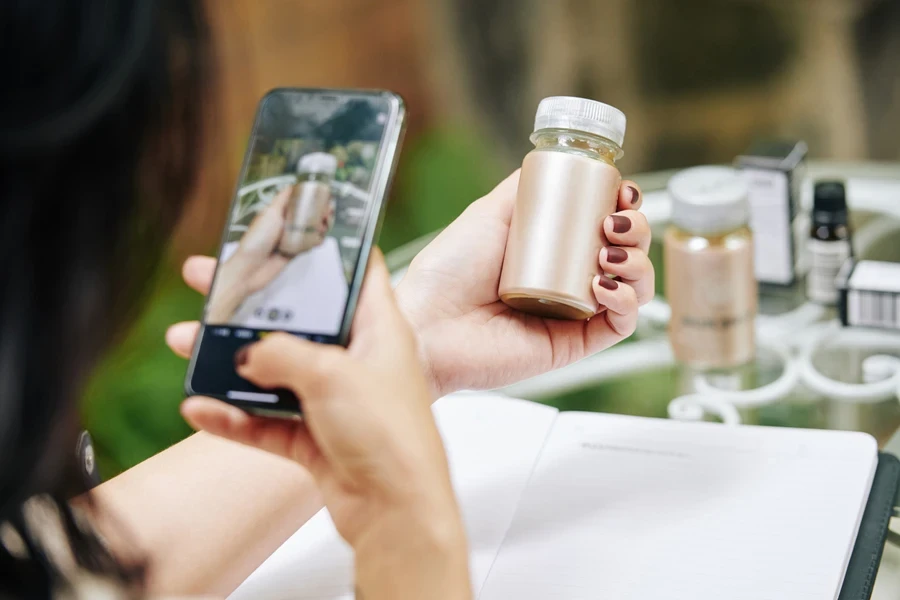 Kişi satmak için bir ürünün fotoğrafını çeker