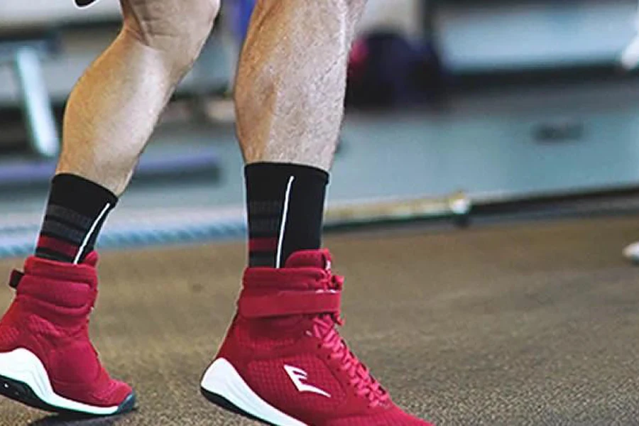 Pessoa treinando com lindos sapatos de boxe vermelhos