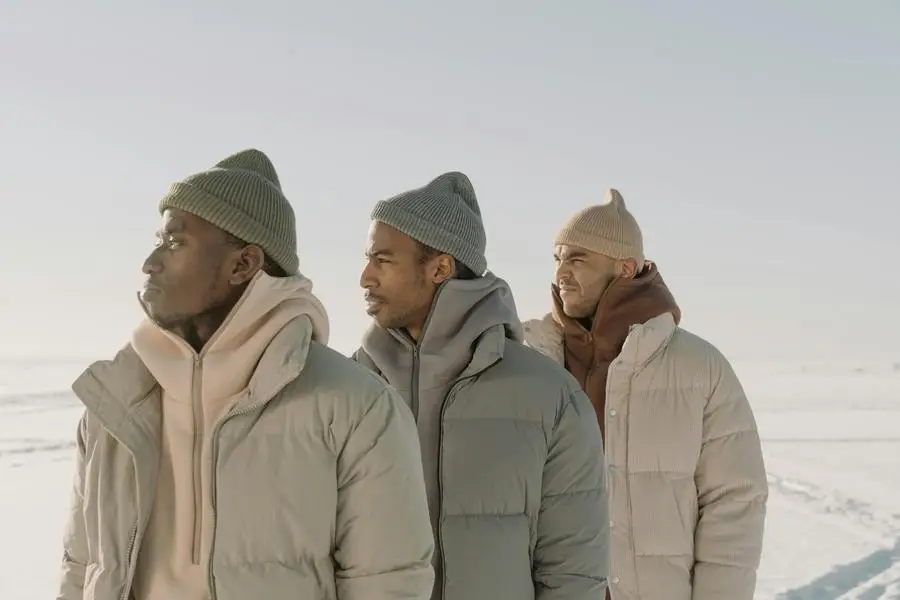 Fotografía de hombres con chaquetas acolchadas mirando hacia otro lado por Cottonbro Studio