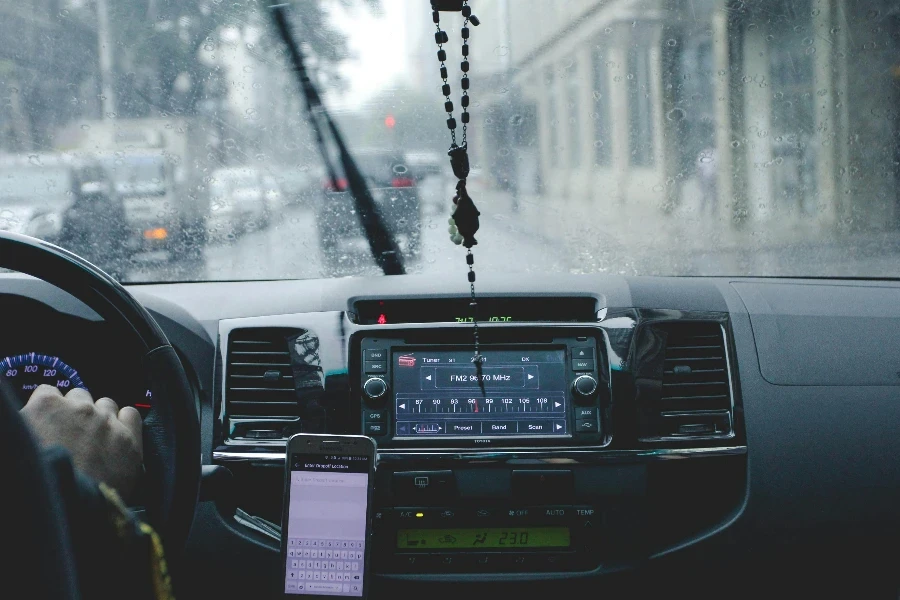 Foto Einer Person, Die Bei Regen Auto Fährt