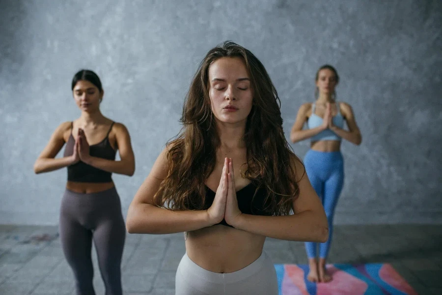 Fotografía de mujeres meditando con los ojos cerrados