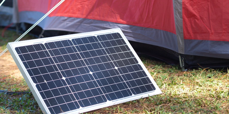 Panel solar portátil para acampar al aire libre.