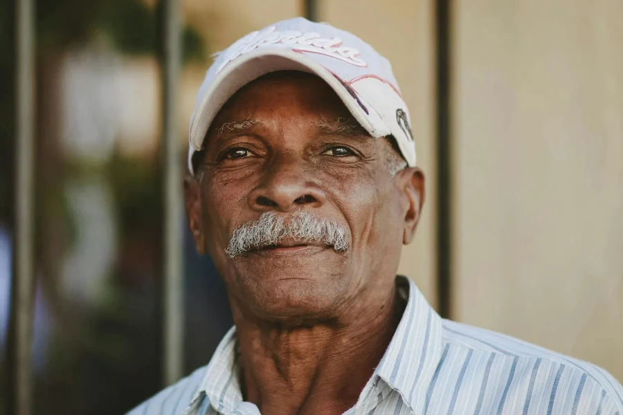 Retrato de un anciano con gorra de béisbol