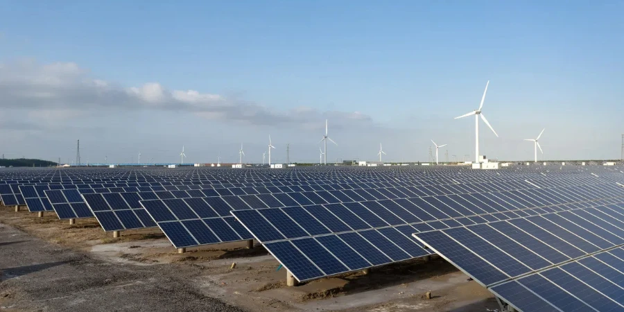 Planta de energía con energía solar renovable con sol