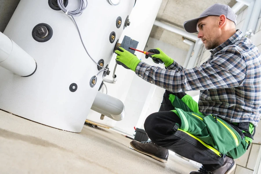 Appaltatore tecnico HVAC professionista che rifinisce l'installazione della caldaia calda