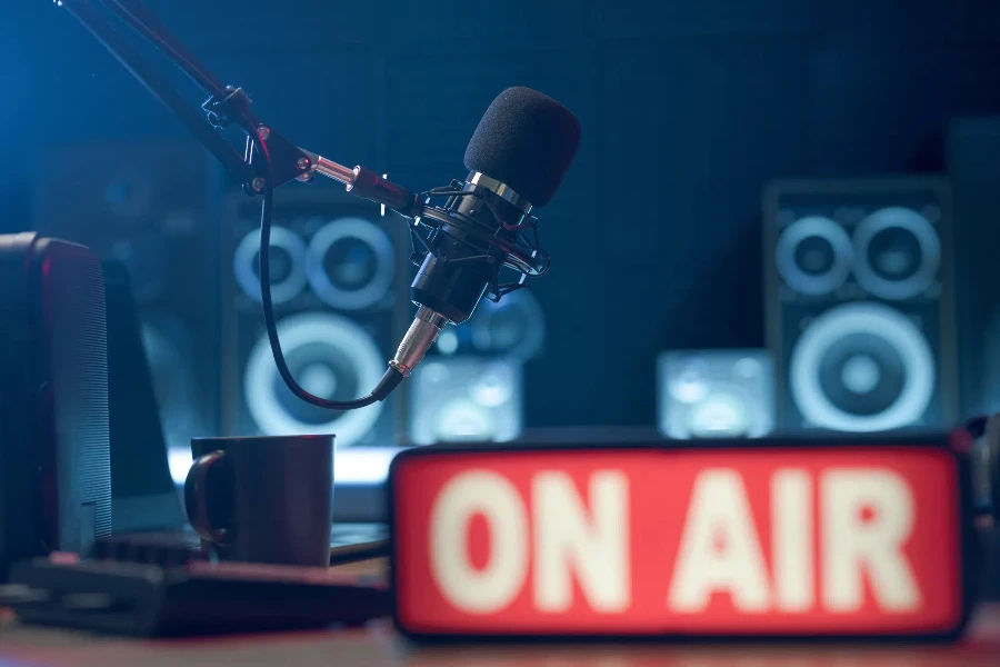 Equipo profesional de estación de radiodifusión y letrero luminoso On Air en primer plano