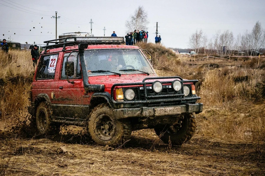 泥道を走る赤いSUV