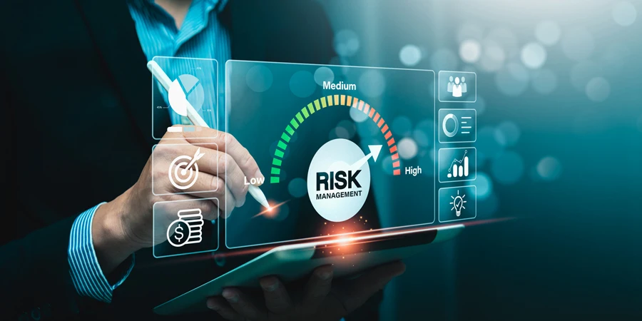 إدارة المخاطر هي عملية تحديد وتقييم وتخفيف المخاطر لتقليل حدوثها في المستقبل