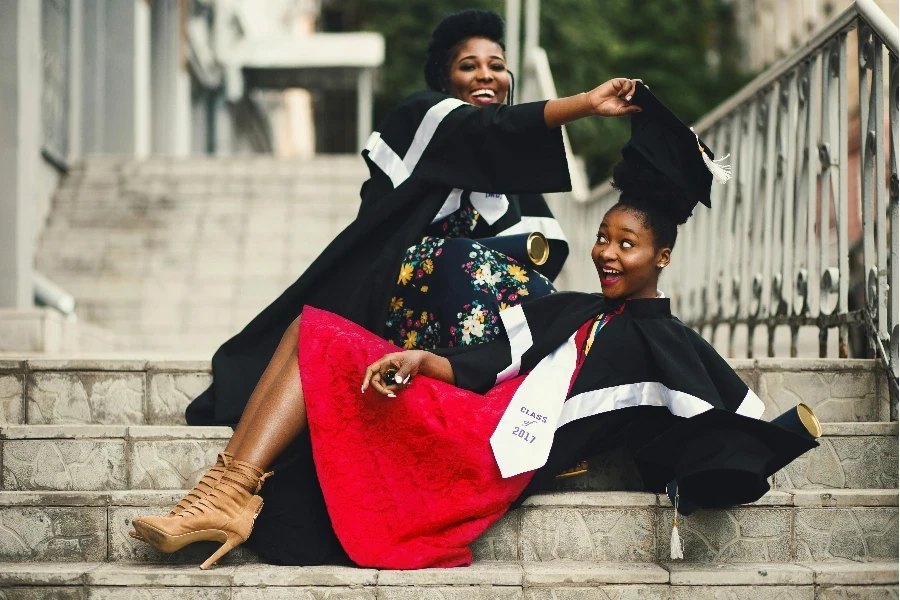 Photographie en faible profondeur de champ de deux femmes