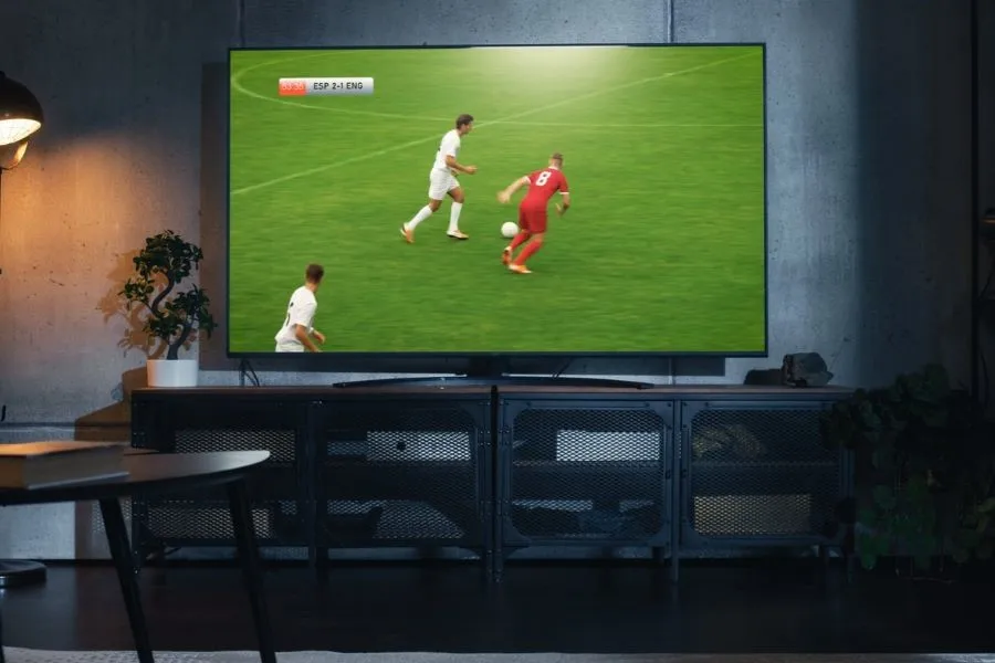 Büyük Düz Ekran Televizyon Setinde Futbol Maçı Olan Bir TV'nin Görüntüsü