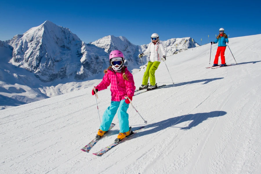 Esquí, invierno, clase de esquí - esquiadores en pista de esquí