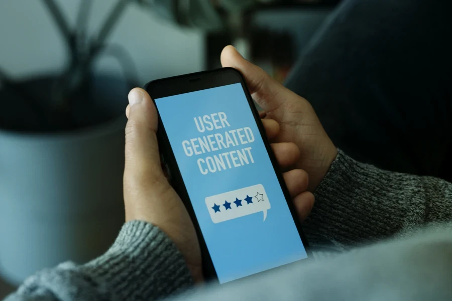 「ユーザー生成コンテンツ」という文字が表示されたスマートフォン