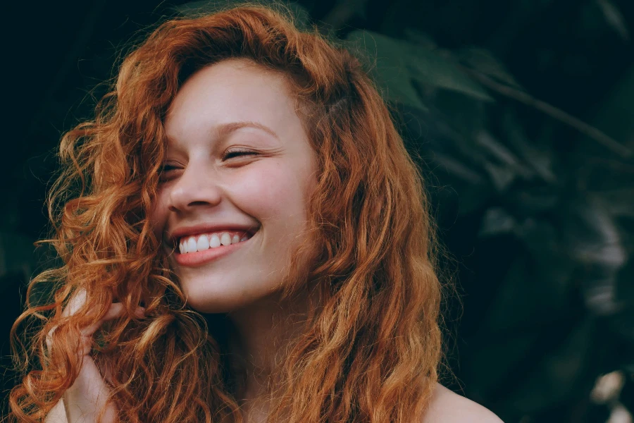 Wanita Tersenyum Dengan Rambut Merah