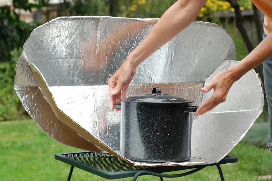 Horno solar con olla negra.