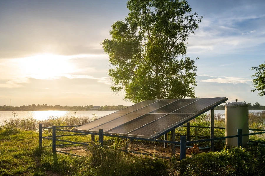 Grüne Energie aus Solarzellen für die Wasserpumpe am Stausee