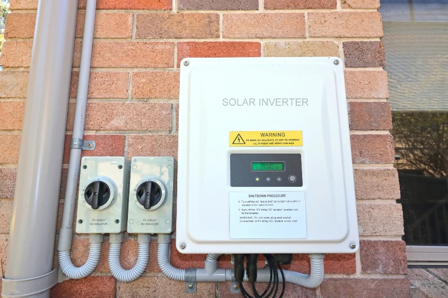 Inverter solare e sezionatori sul lato di una casa