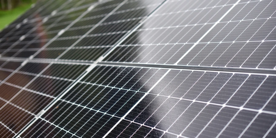 Primer plano del panel solar. Concepto de energía alternativa