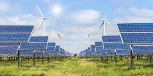 Paneles solares y turbinas eólicas en central eléctrica