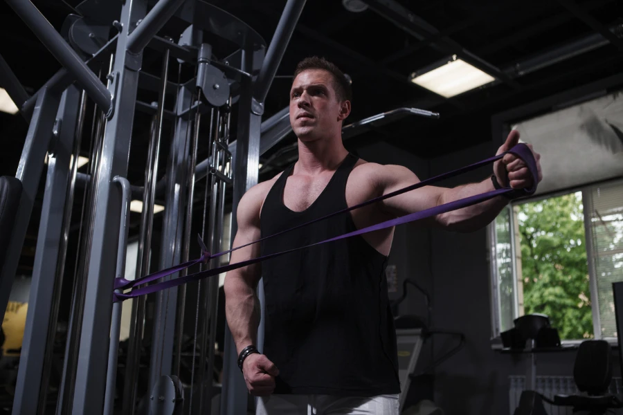 Forte allenamento muscolare dell'atleta maschio con fascia di resistenza
