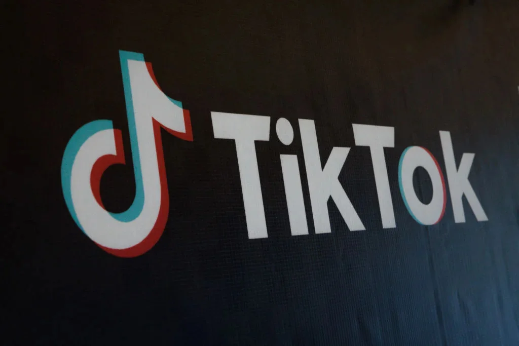 TikTok Shop è stato vietato in Indonesia l'anno scorso Credito: Getty Images / YASUYOSHI CHIBA / Collaboratore