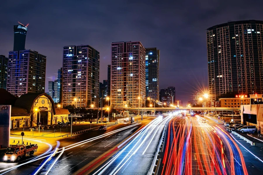 Fotografia Time Lapse della strada cittadina nelle ore notturne