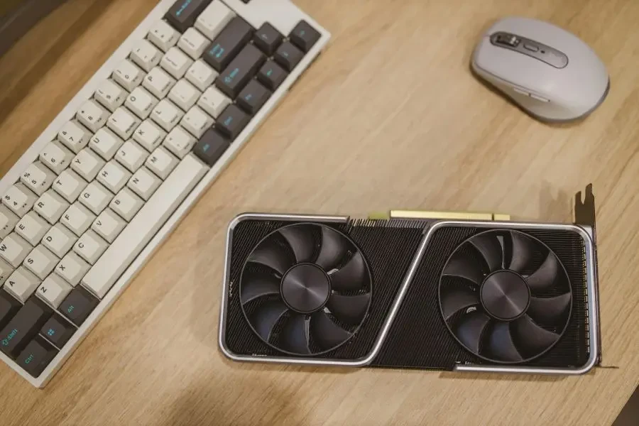 Vue de dessus d'un bureau avec un clavier, une souris et une carte graphique