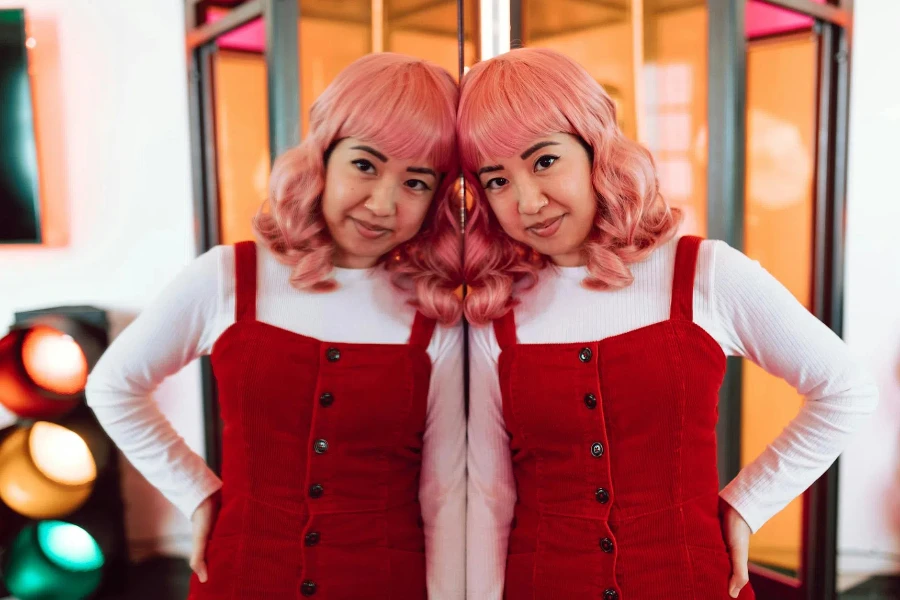 Dos chicas con camisa de manga larga blanca y roja