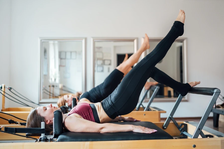 Dos mujeres con forma de ajuste haciendo ejercicio de puente