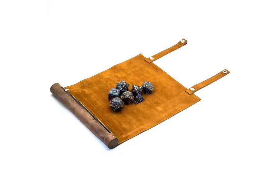 Udixi Scroll Leather Foldable RPG Dice Bag Dice Mat Pembungkusan untuk Dungeons and Dragons