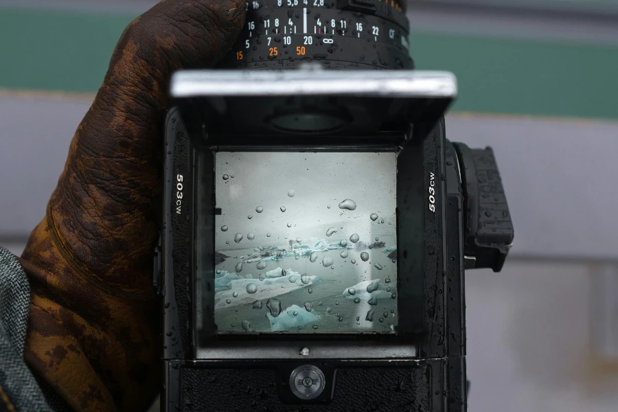 Fotografo irriconoscibile che scatta una foto