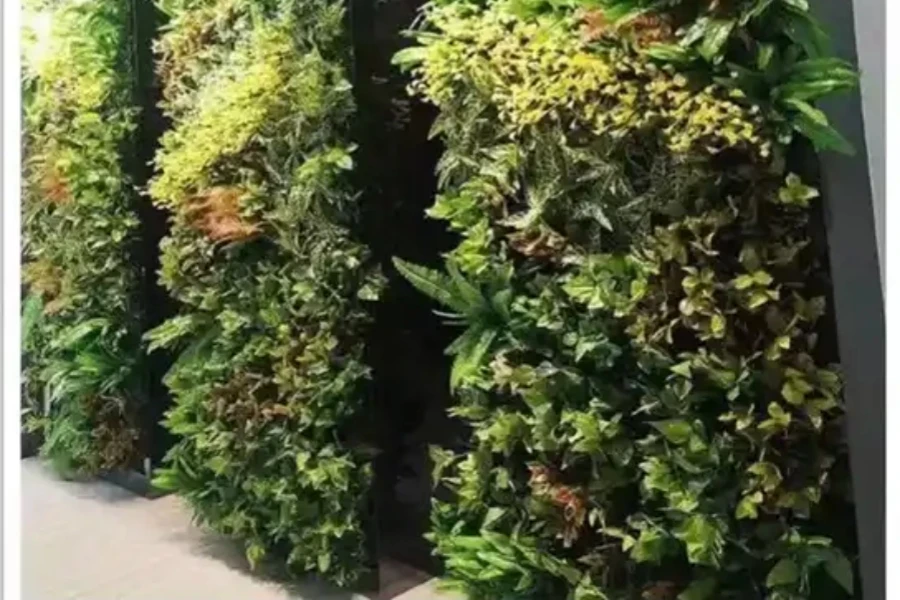 Várias plantas de plástico criando uma parede falsa de plantas