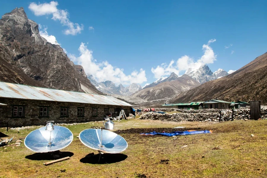 Warming the teapot in a solar cooker