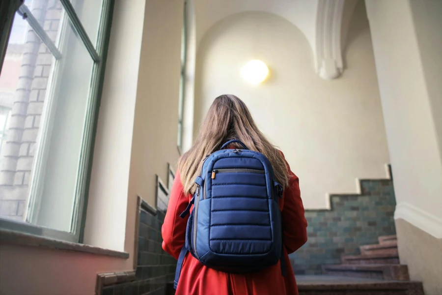 Frau mit blauem Rucksack