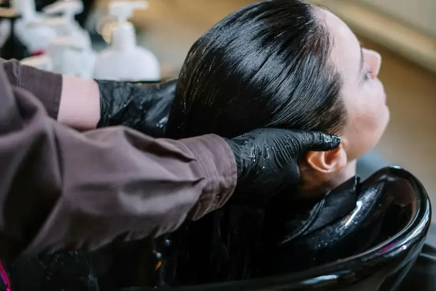 Mujer enjuagándose el cabello por Cottonbro Studio