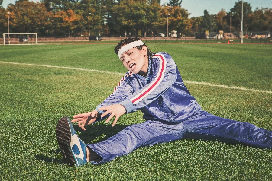 Wanita Membentang di Lapangan Rumput